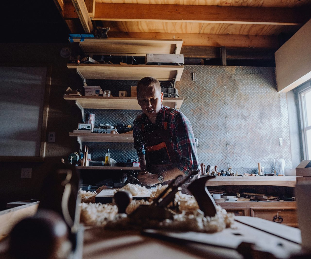 Un artisan au travail sur son établi dans son atelier