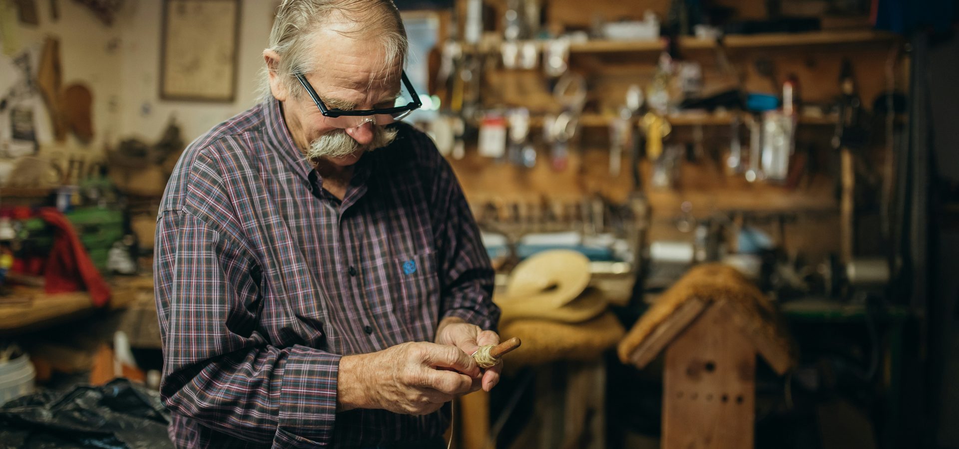 Un artisan concentré sur son ouvrage dans son atelier