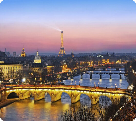 Pont sur la Seine et tour Eiffel au crépuscule